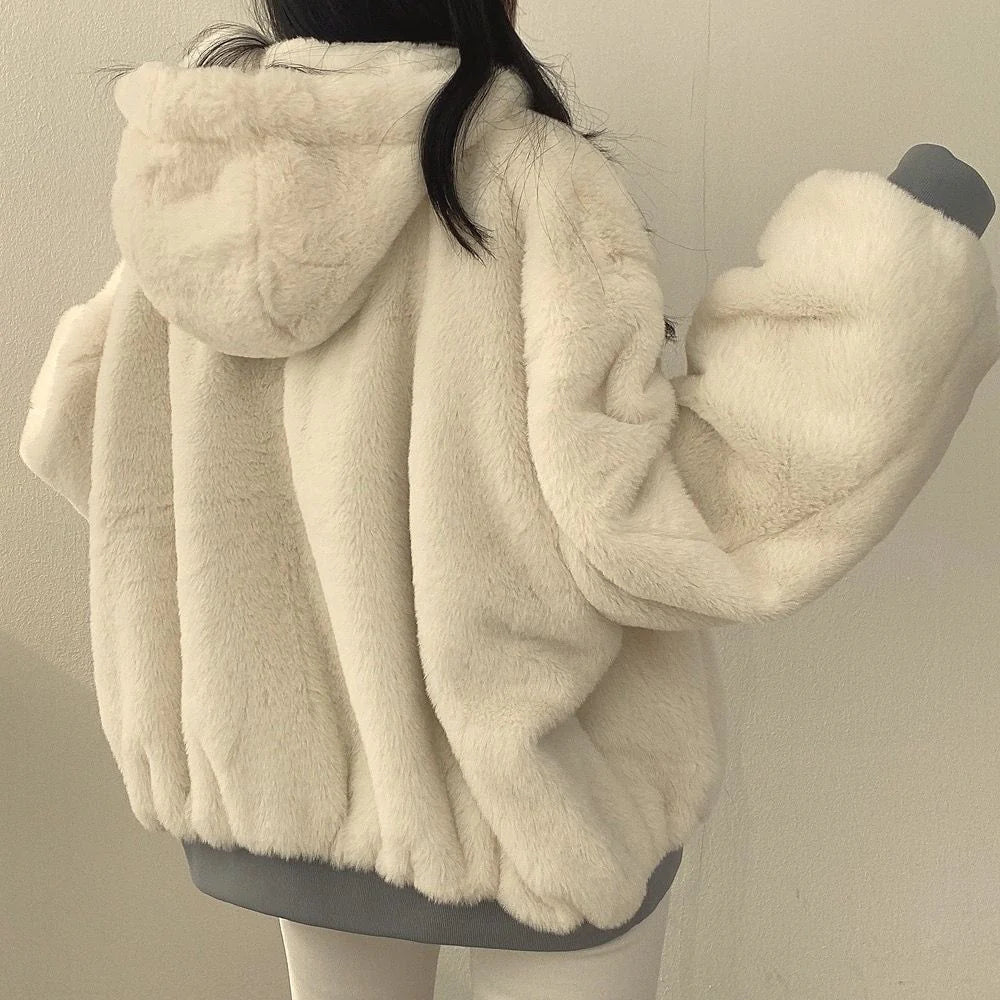 2-in-1-Wintermantel für Damen mit Kapuze. Vielseitige Wärme und Stil für kaltes Wetter.