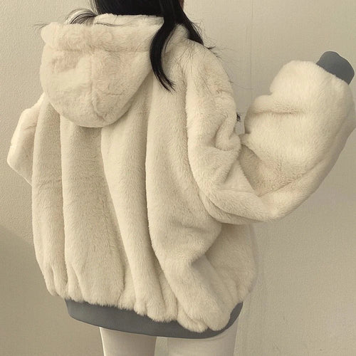2-in-1-Wintermantel für Damen mit Kapuze. Vielseitige Wärme und Stil für kaltes Wetter.