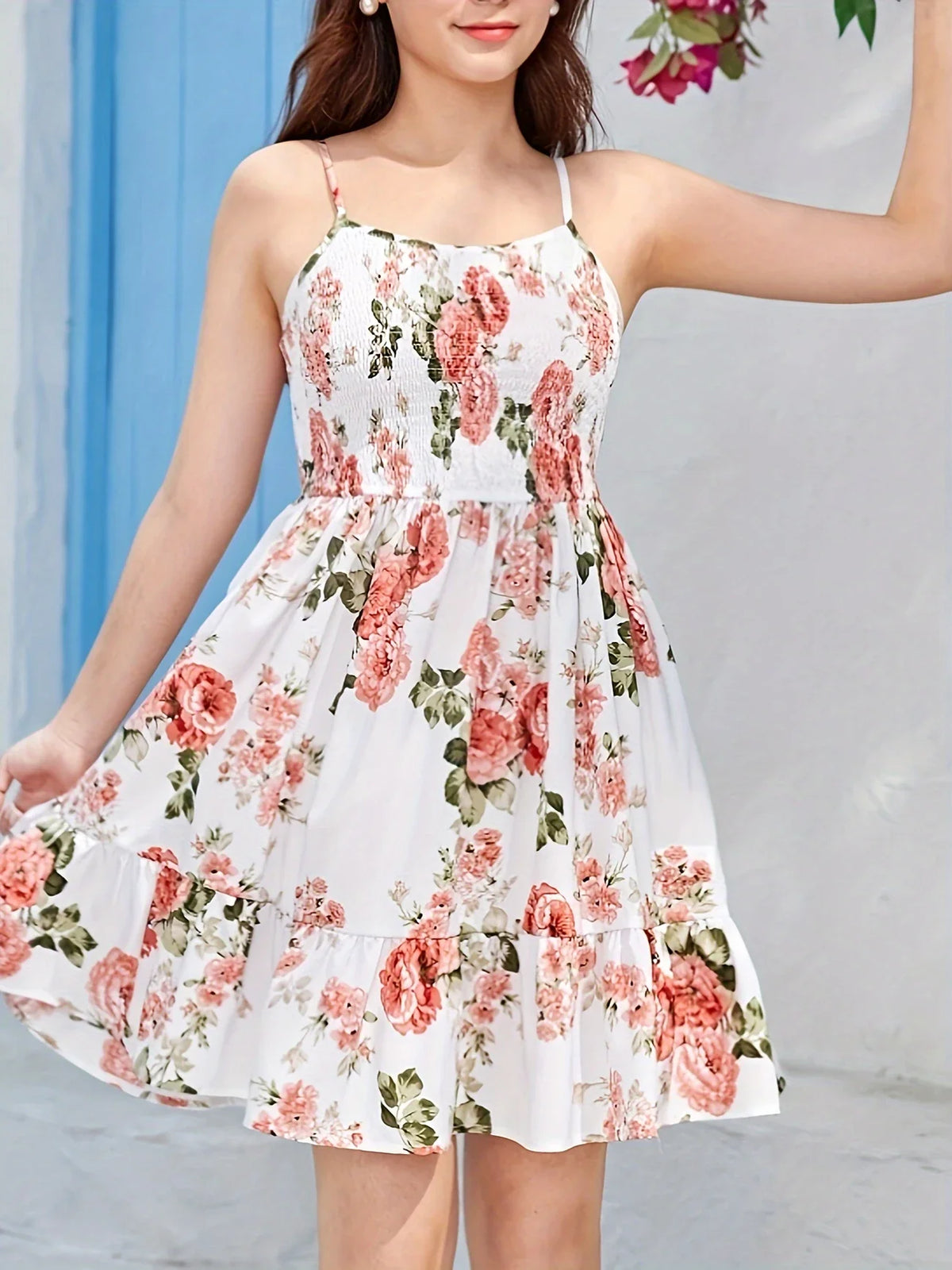 Luftiges Sommerkleid mit Blumenmuster - Schmeichelhafter Schnitt, Rüschen, offener Rücken & feminine Passform