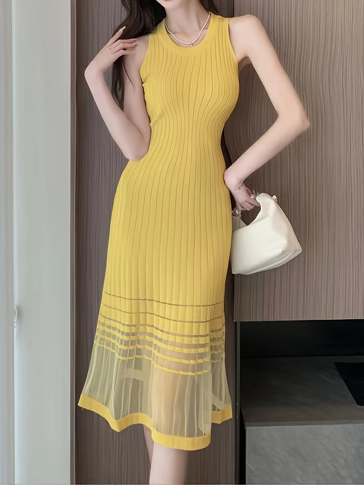 Beiges Strick-Midikleid – Elegantes Sommerkleid mit Mesh-Overlay, Tailliert, Ärmellos & Luftig