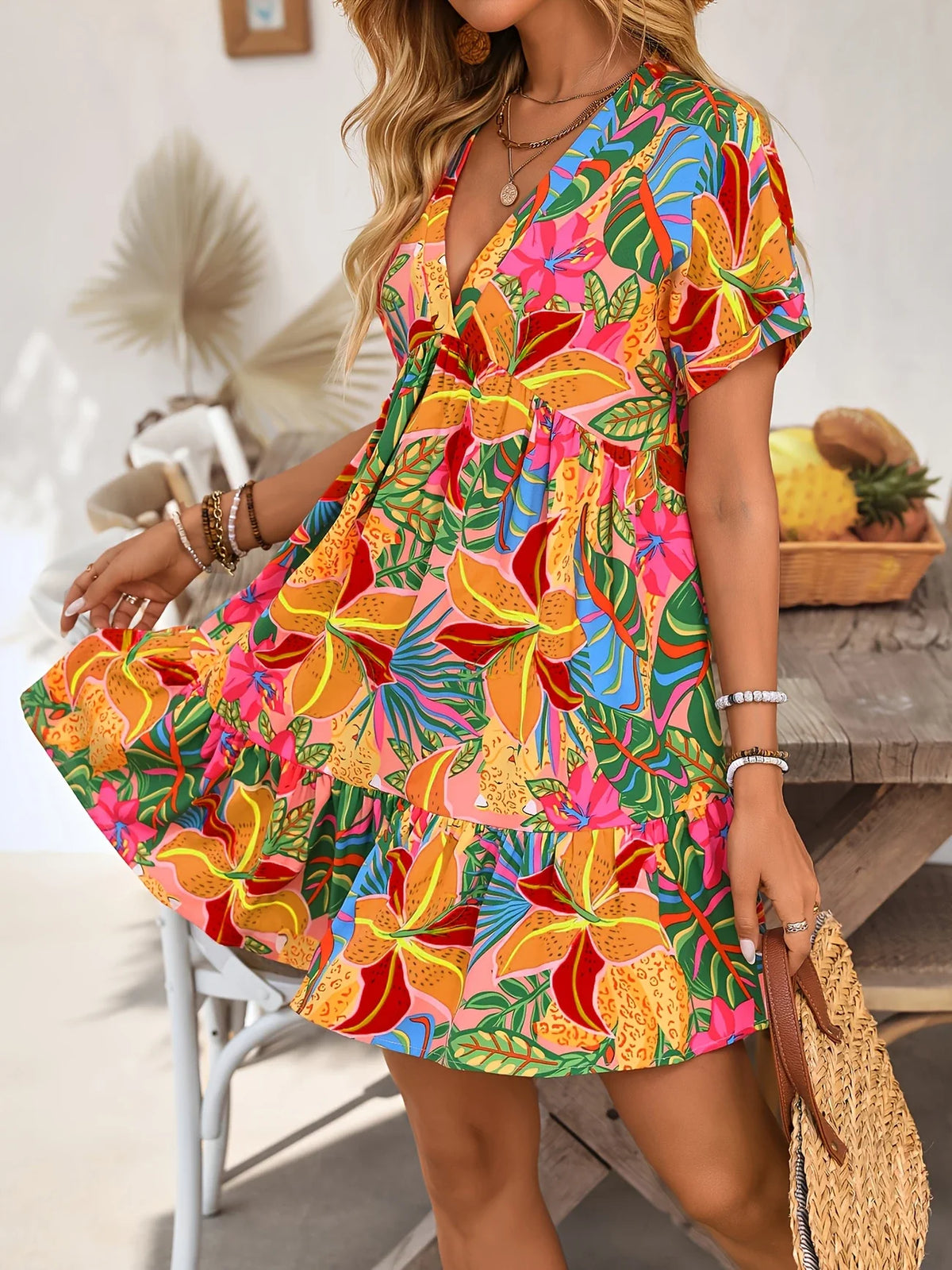 Orangefarbenes Sommerkleid mit Blumenmuster - V-Ausschnitt, A-Linie, Rüschen und kurze Ärmel