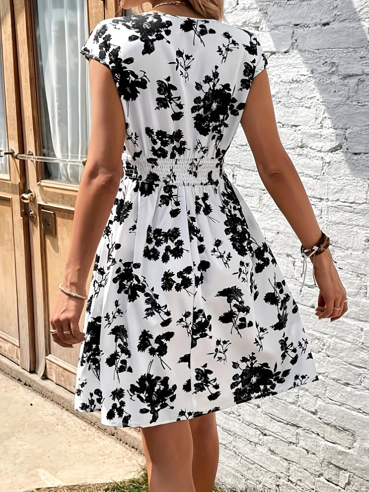 Lässiges Sommerkleid mit V-Ausschnitt und Flatterärmeln leichtes Polyester knielang