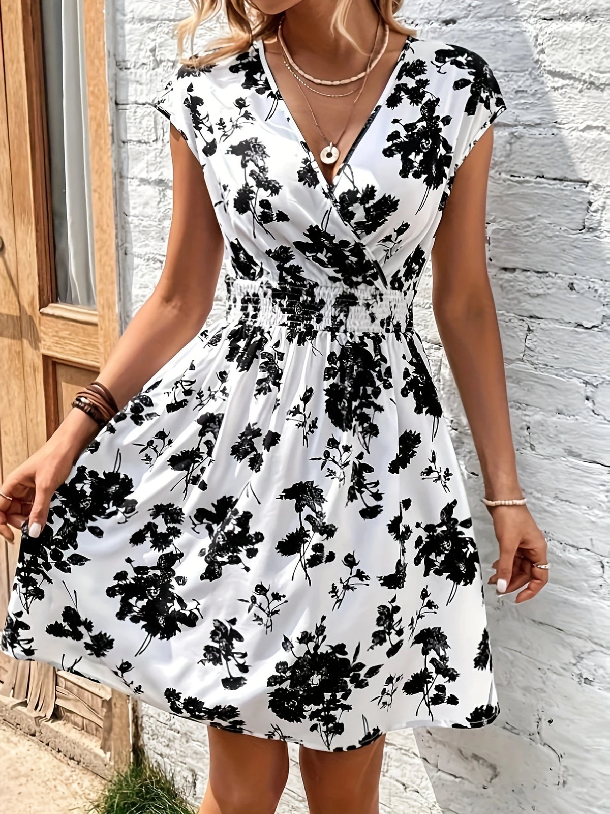 Lässiges Sommerkleid mit V-Ausschnitt und Flatterärmeln leichtes Polyester knielang