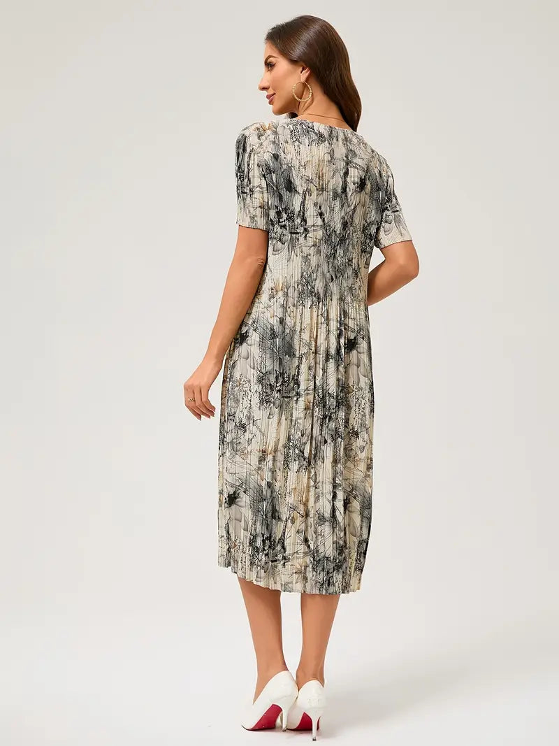 Sommerkleid in großen Größen - Elegantes plissiertes Kleid mit Druck