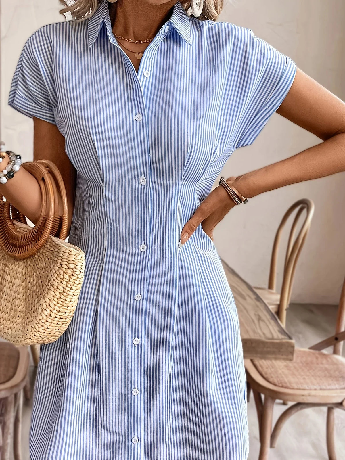 Blau-weiß gestreiftes Hemdkleid mit kurzen ÄrmelnDetailliert Sommerlich