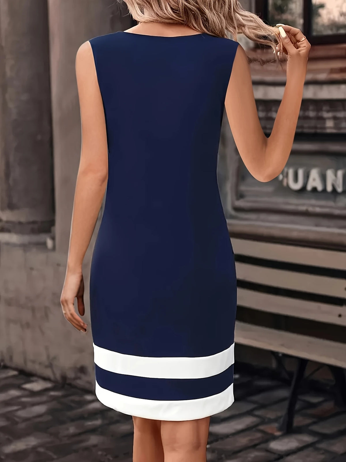 Blaues ärmelloses Strickkleid mit weißen Streifen und Rüschenausschnitt