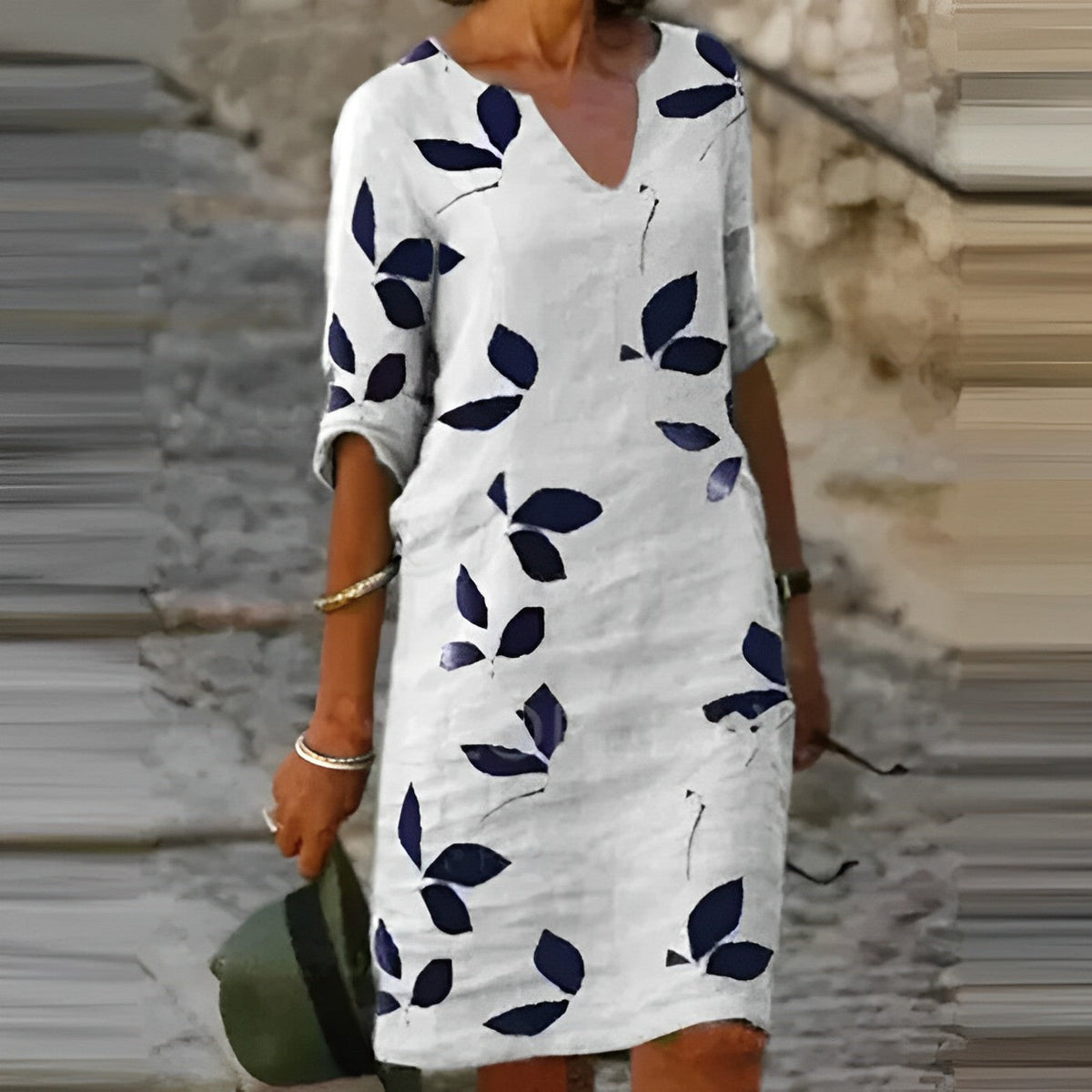 Sommerliche Bluse mit Knopfleiste und zartem Muster