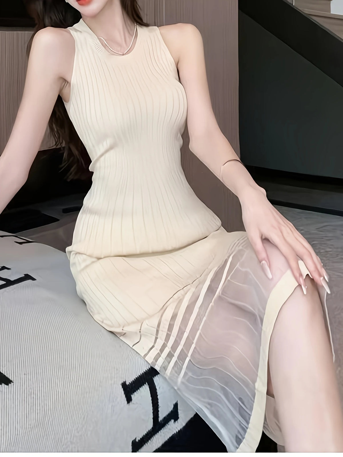 Beiges Strick-Midikleid – Elegantes Sommerkleid mit Mesh-Overlay, Tailliert, Ärmellos & Luftig