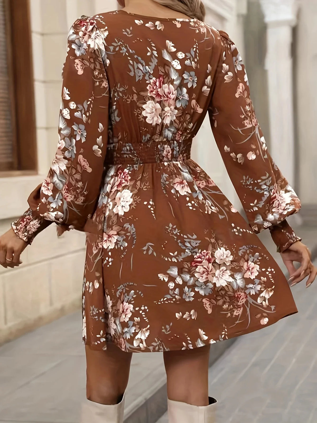 Elegantes Braunes Florales Kleid V-Ausschnitt Lange Ärmel & Lässige Passform
