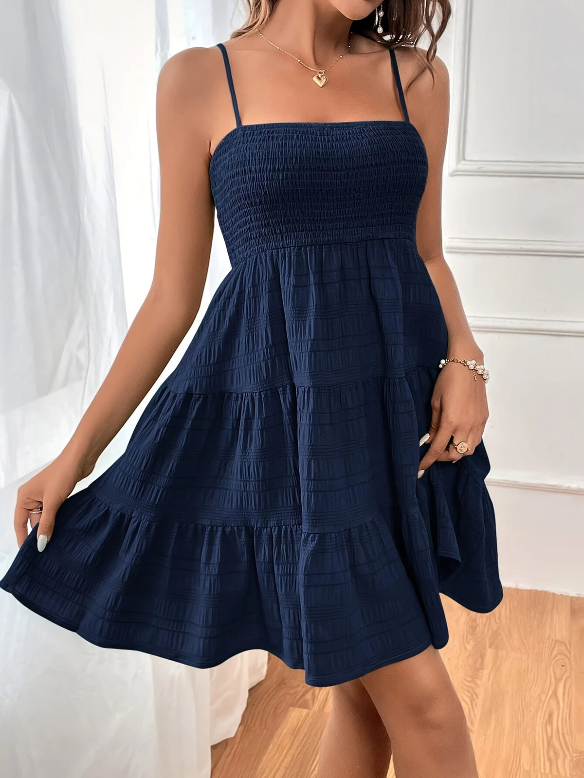 Elegantes Marineblaues Spaghetti-Träger-Kleid mit gerafftem Saum für Frauen