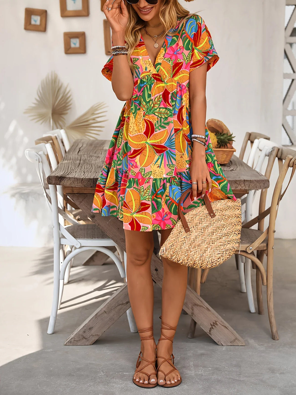 Orangefarbenes Sommerkleid mit Blumenmuster - V-Ausschnitt, A-Linie, Rüschen und kurze Ärmel