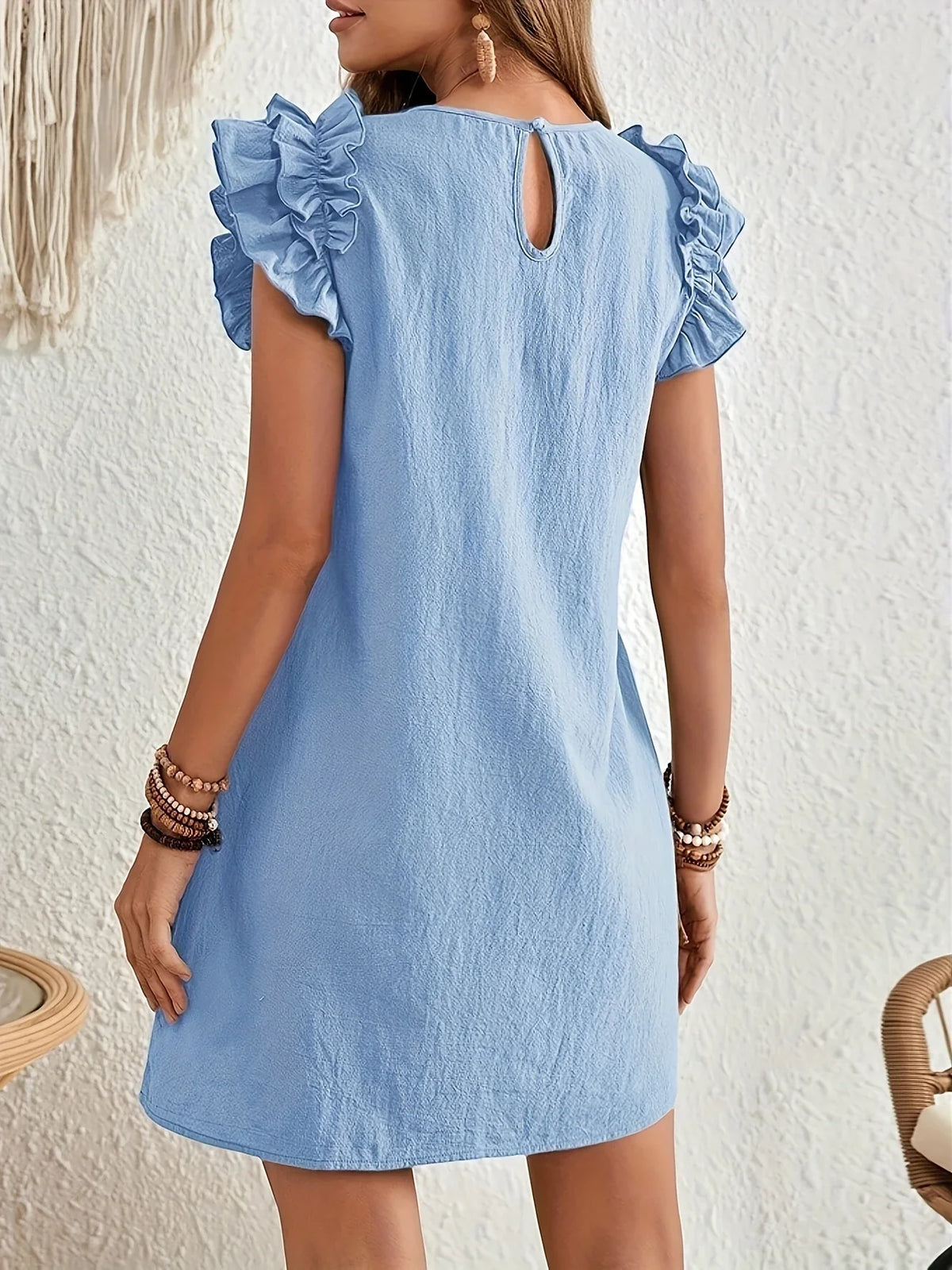 Hellblaues Minikleid mit Rüschen Free Sommerkleid mit kurzen Ärmeln