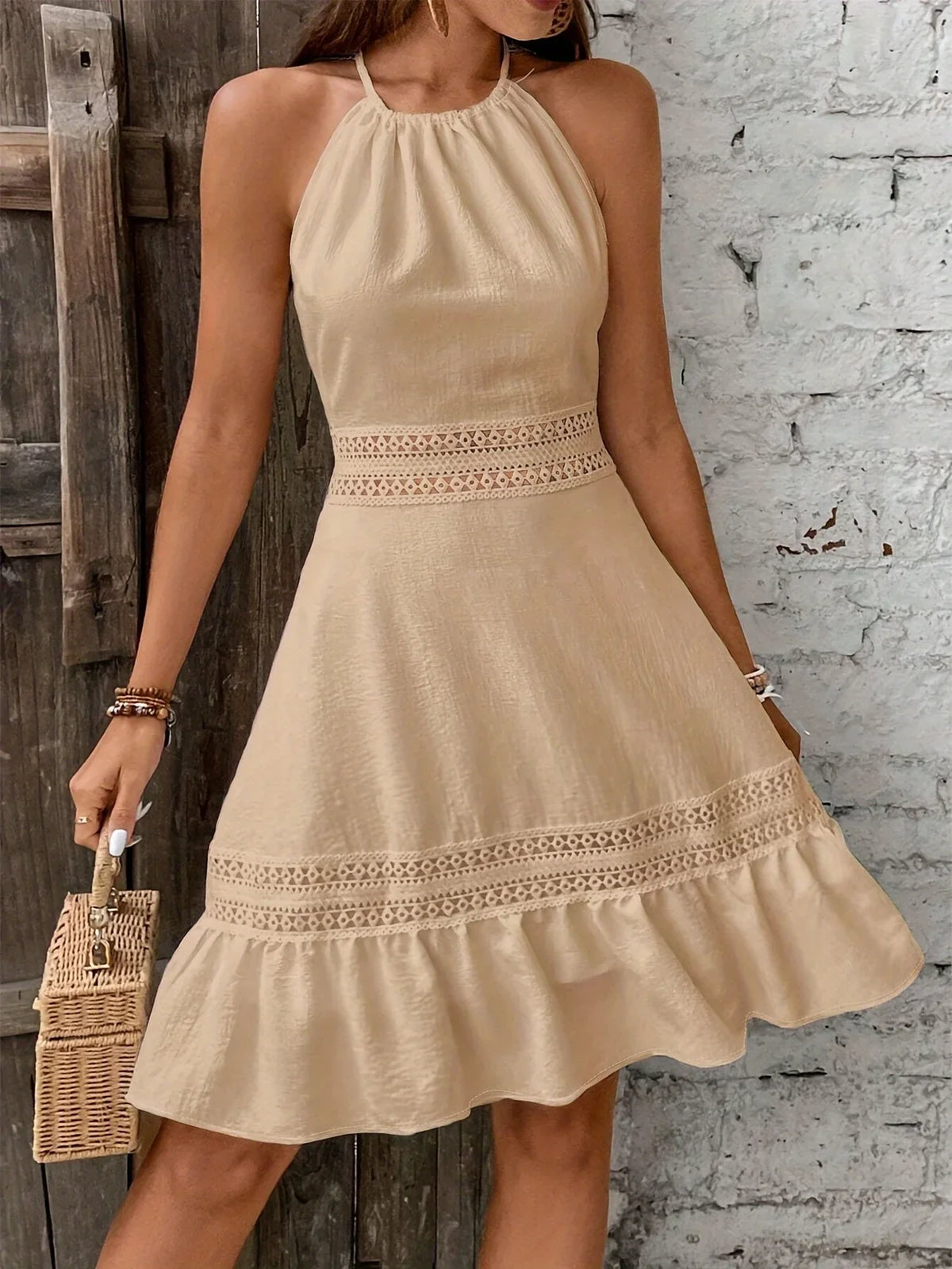 Rückenfreies Spitzen-Trägerkleid - Eleganter Saum mit Rüschen Casual & Chic