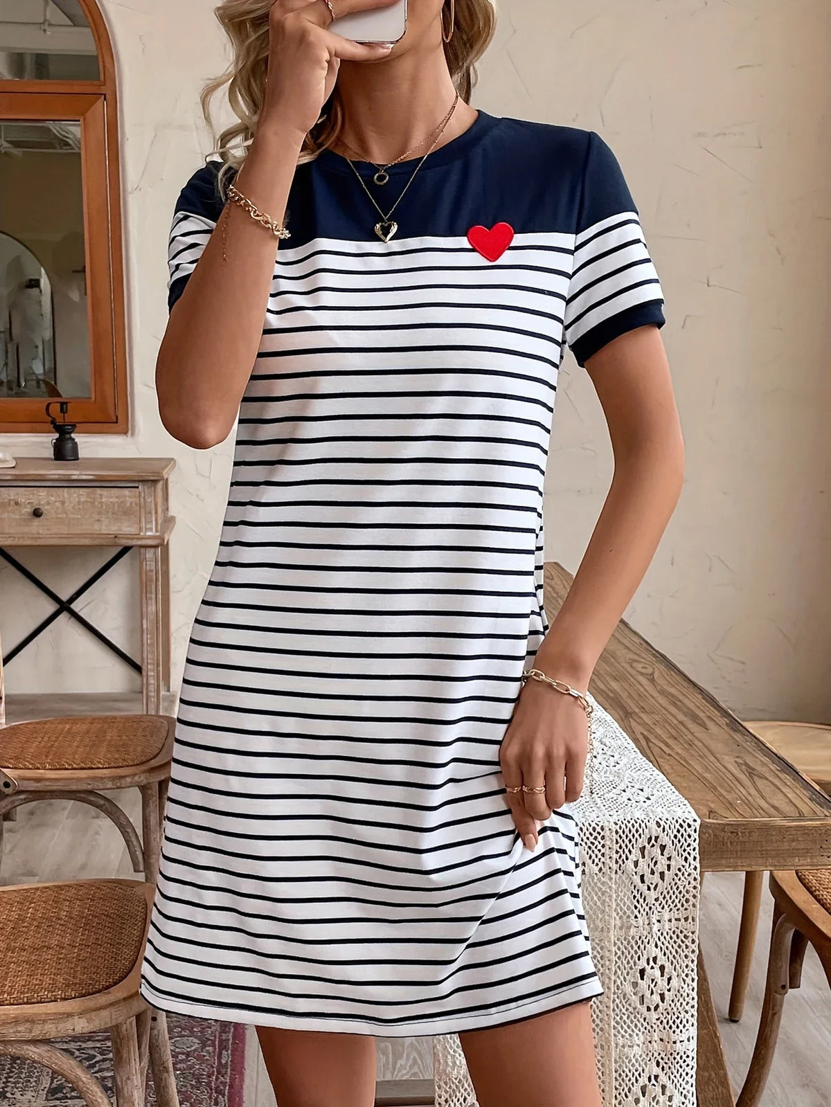 Free Gestreiftes Sommerkleid Dunkelblau Herz Abzeichen Detail