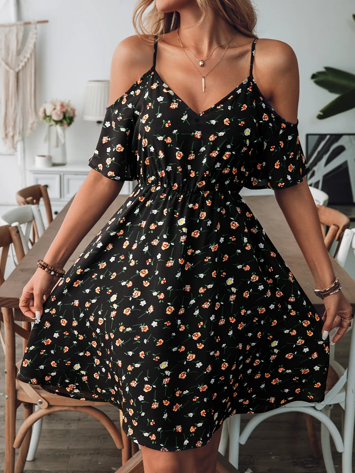 Schwarzes Schulterfrei Blumenkleid Farbige Einzelheiten für Sommer