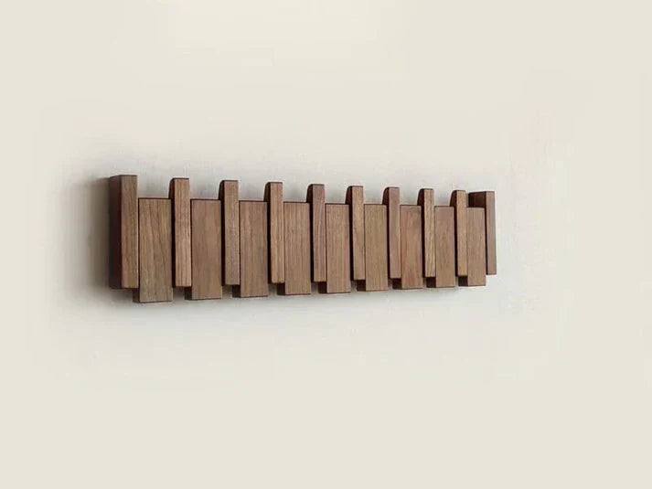 Robuster Wandgarderobenständer aus Holz mit Musikalischem Design