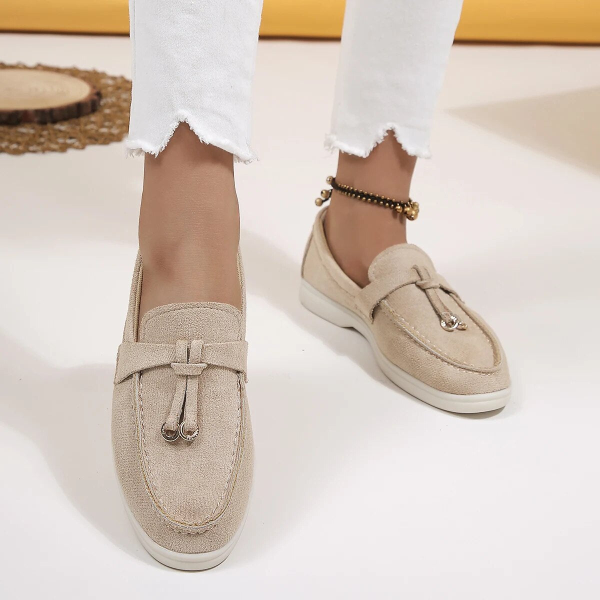 Beige dames loafers van leer en kasjmier, slip-on design, casual en comfortabel voor lente en herfst. Stijlvolle schoenen voor dagelijks gebruik.