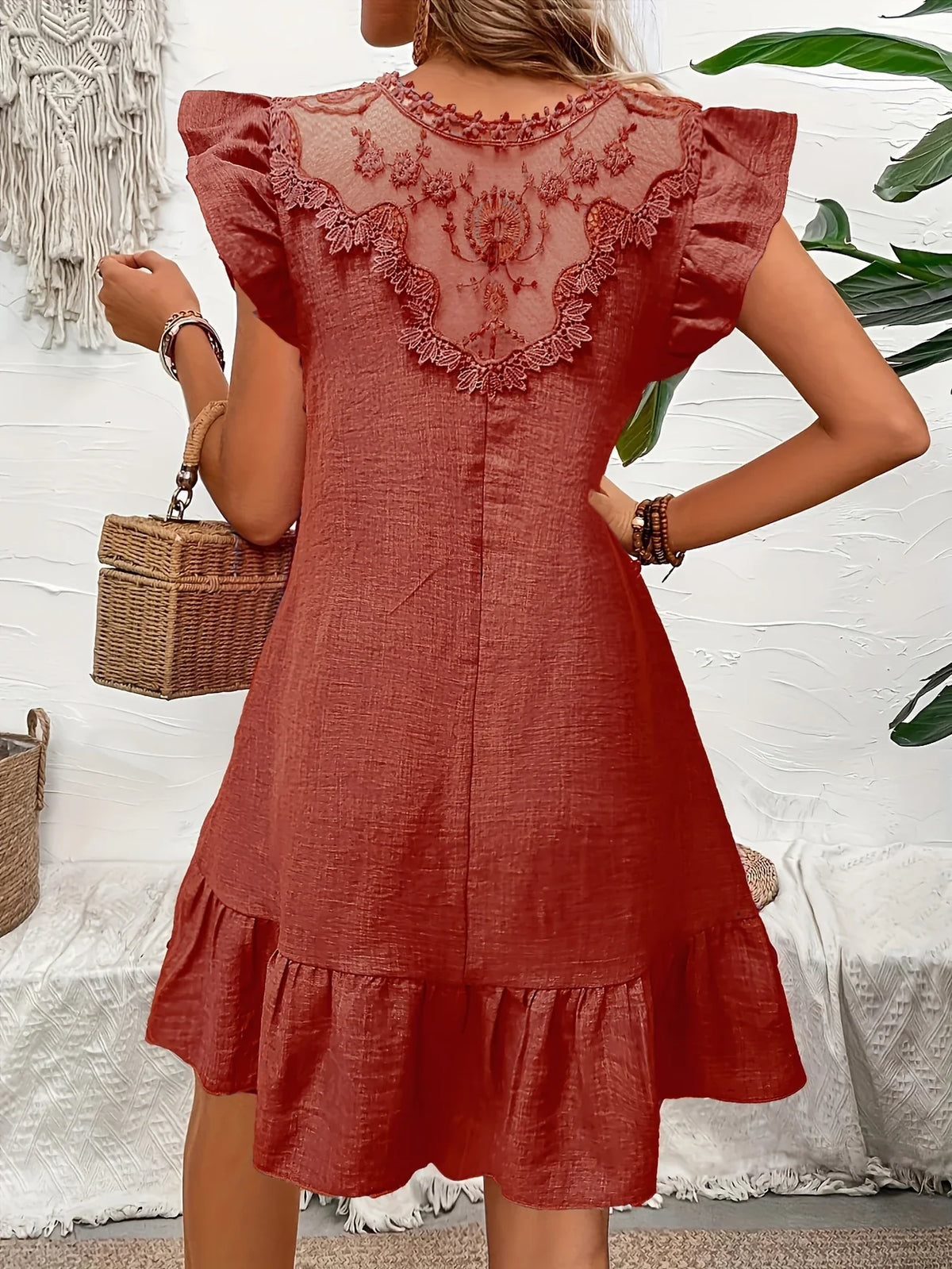 Ärmelloses Sommerkleid - Elegante schwarze Spitzendetails, Rüschen und hängender Ausschnitt
