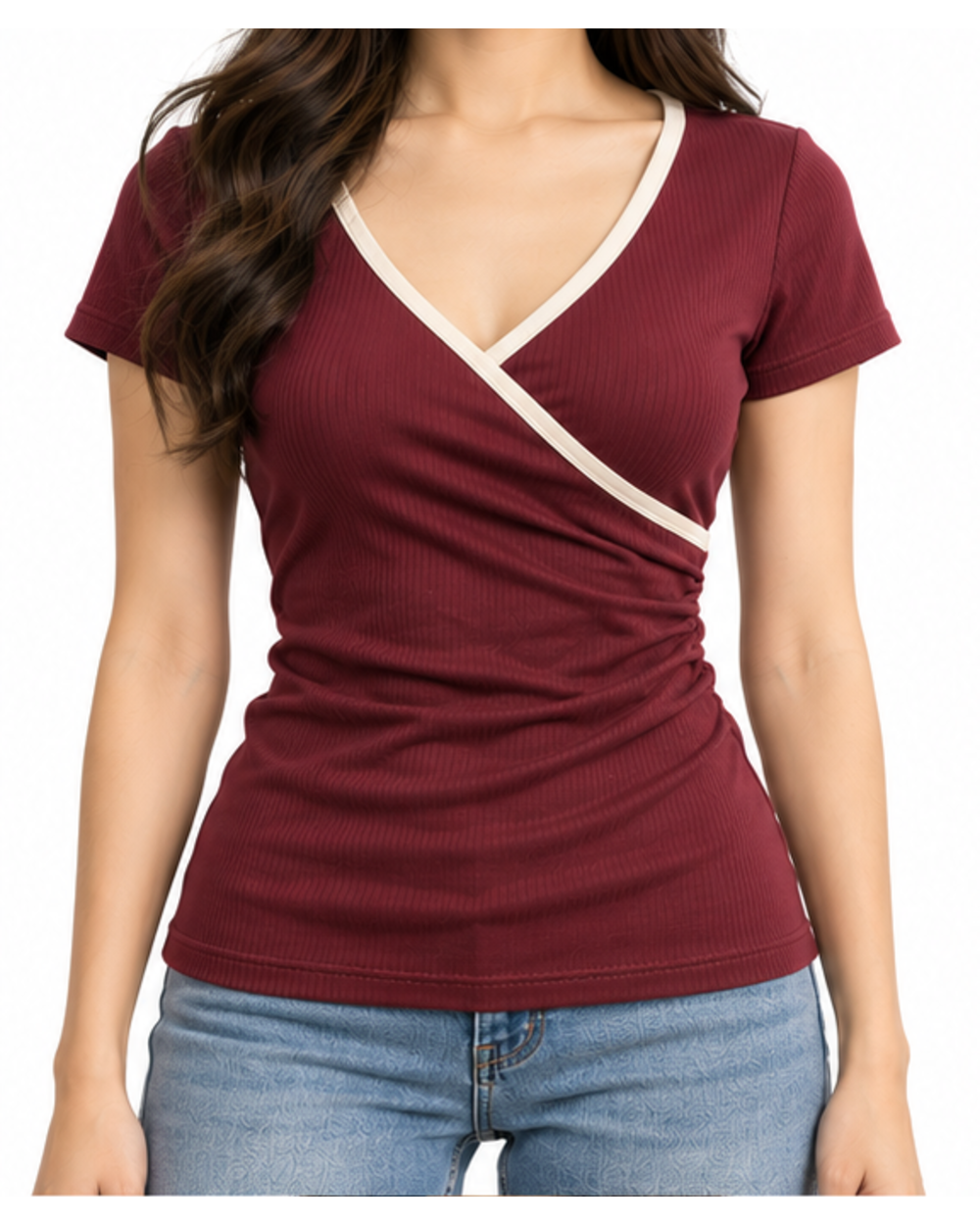 Bordeauxrotes Damen T-Shirt mit Wickelfront, getragen mit hellblauer Jeans