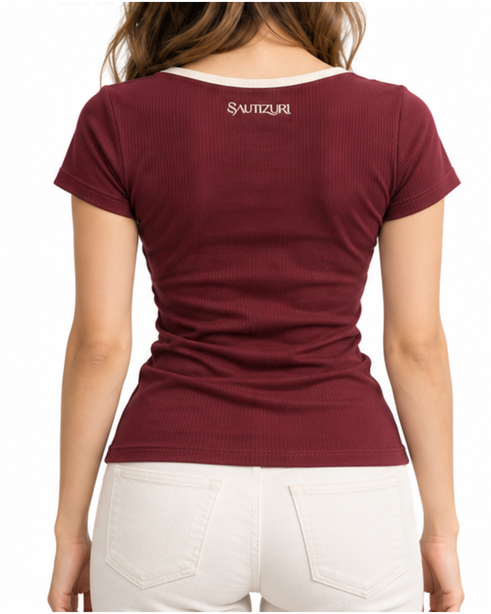 Bordeauxrotes Damen T-Shirt, getragen, Rückenansicht mit Logo