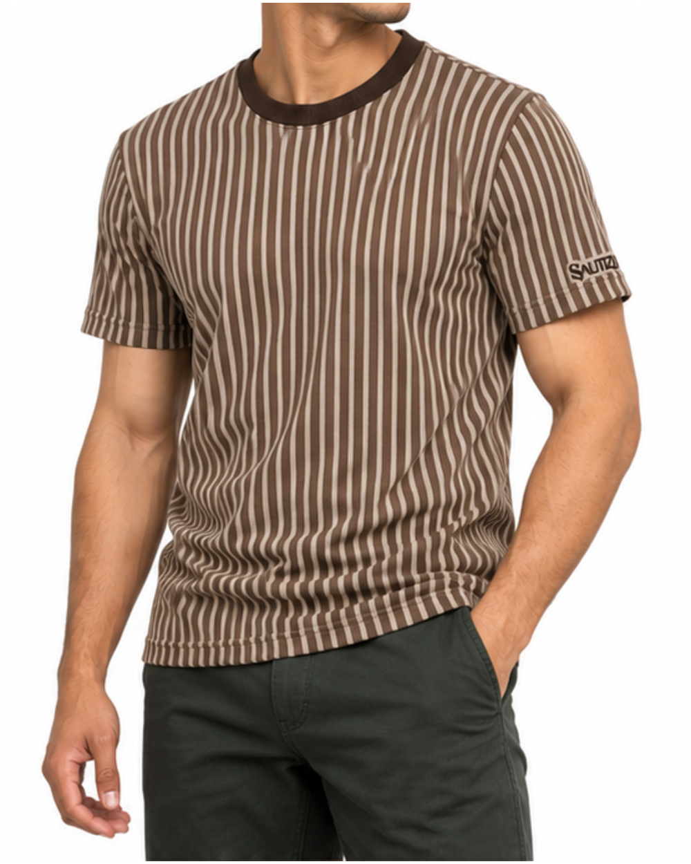 Braun gestreiftes Herren T-Shirt, getragen mit olivgrüner Hose