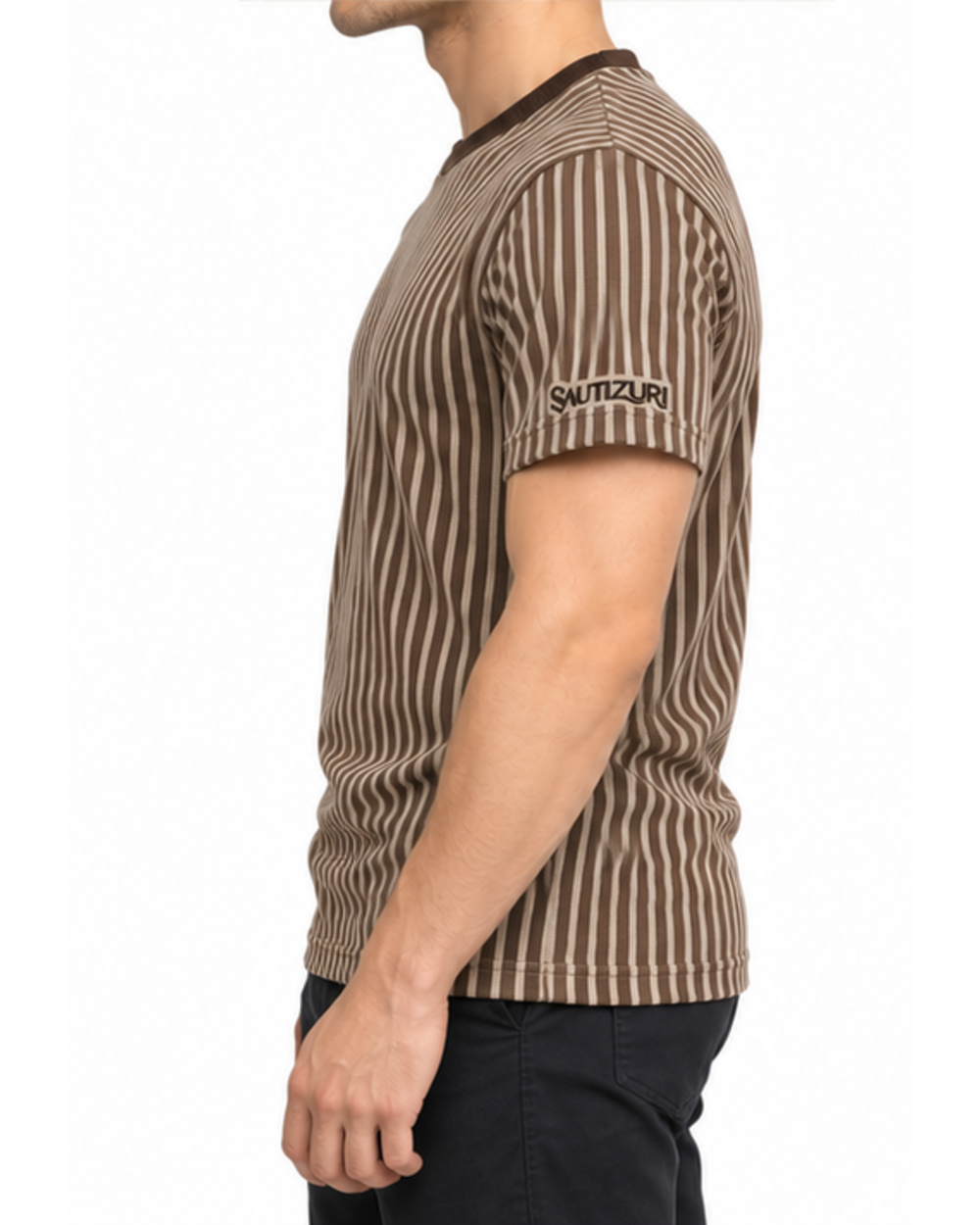 Gestreiftes Herren T-Shirt, getragen, Seitenansicht mit Logo am Ärmel