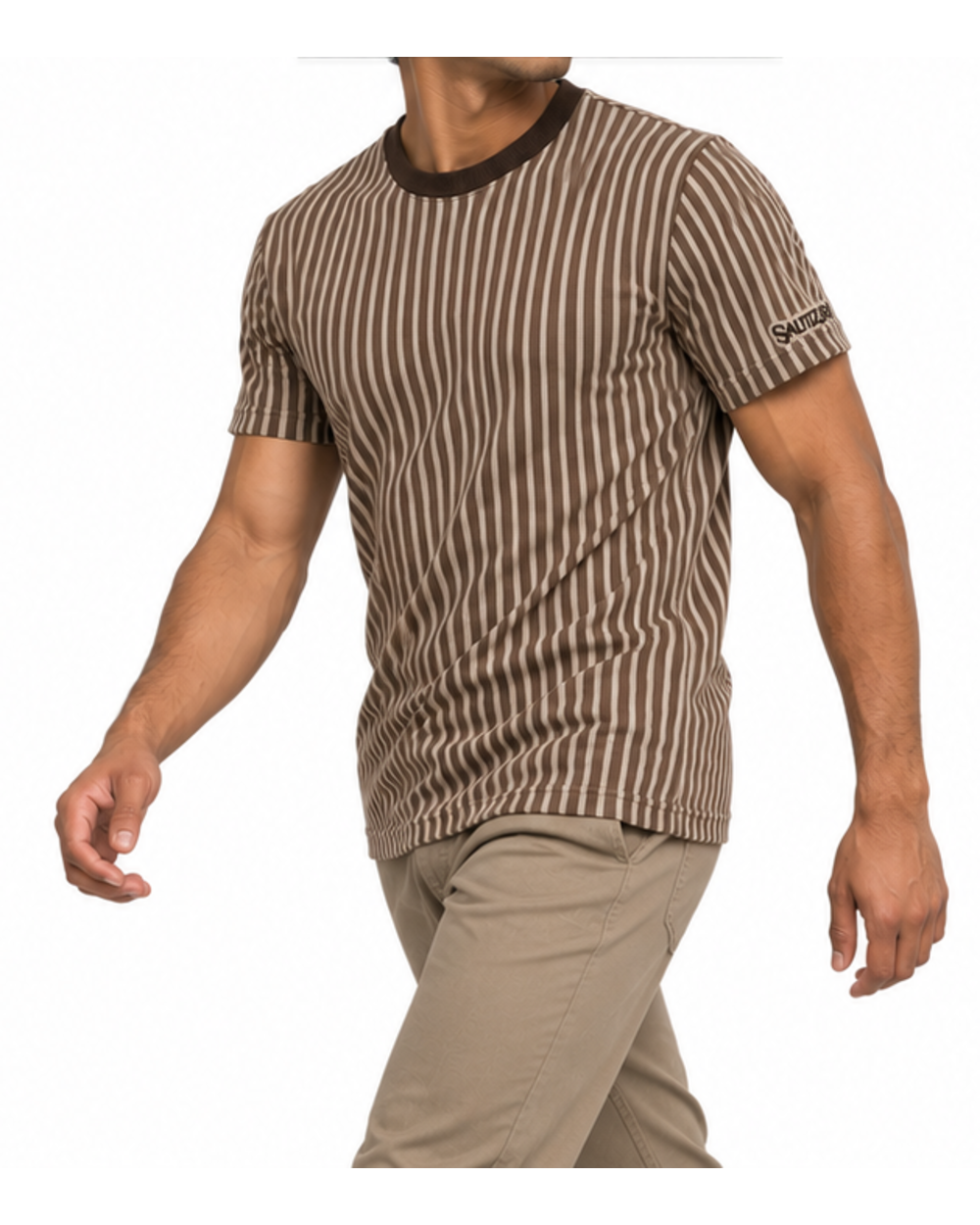 Gestreiftes Herren T-Shirt in Braun und Beige, getragen im Gehen