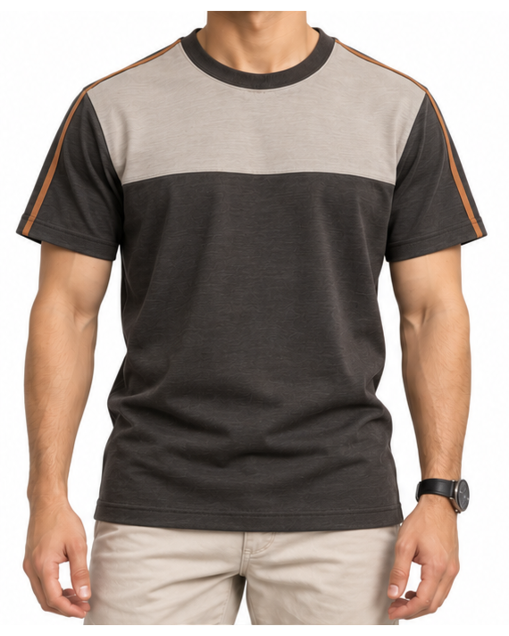Graphitfarbenes Herren T-Shirt mit Brustpasse, getragen mit beiger Hose
