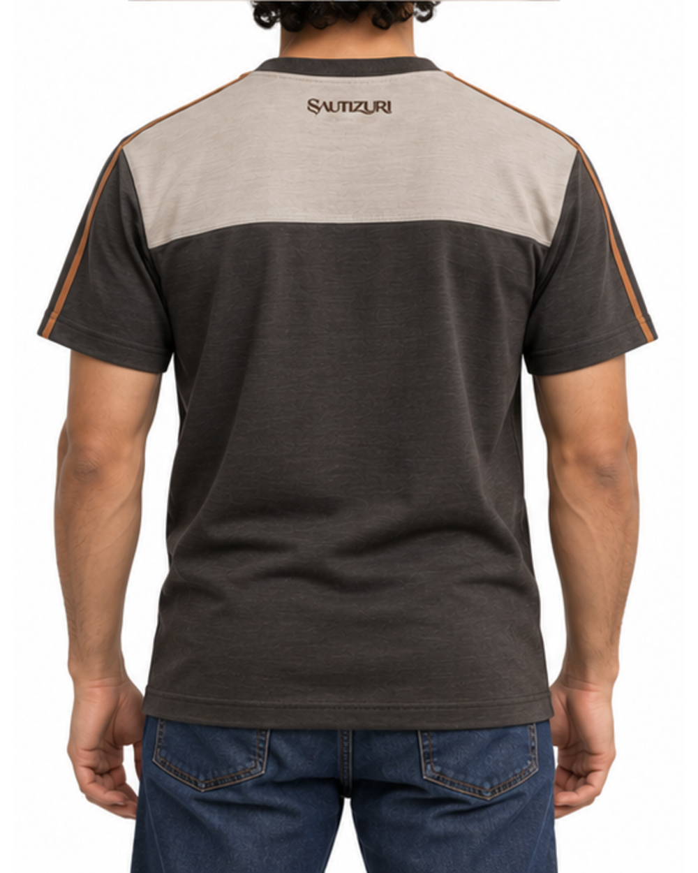 Herren T-Shirt mit Brustpasse, getragen, Rückenansicht mit Logo