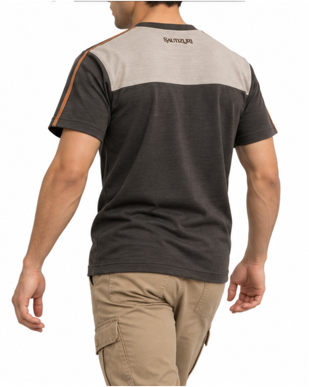 Herren T-Shirt in Graphit, getragen im Gehen, Ansicht von hinten