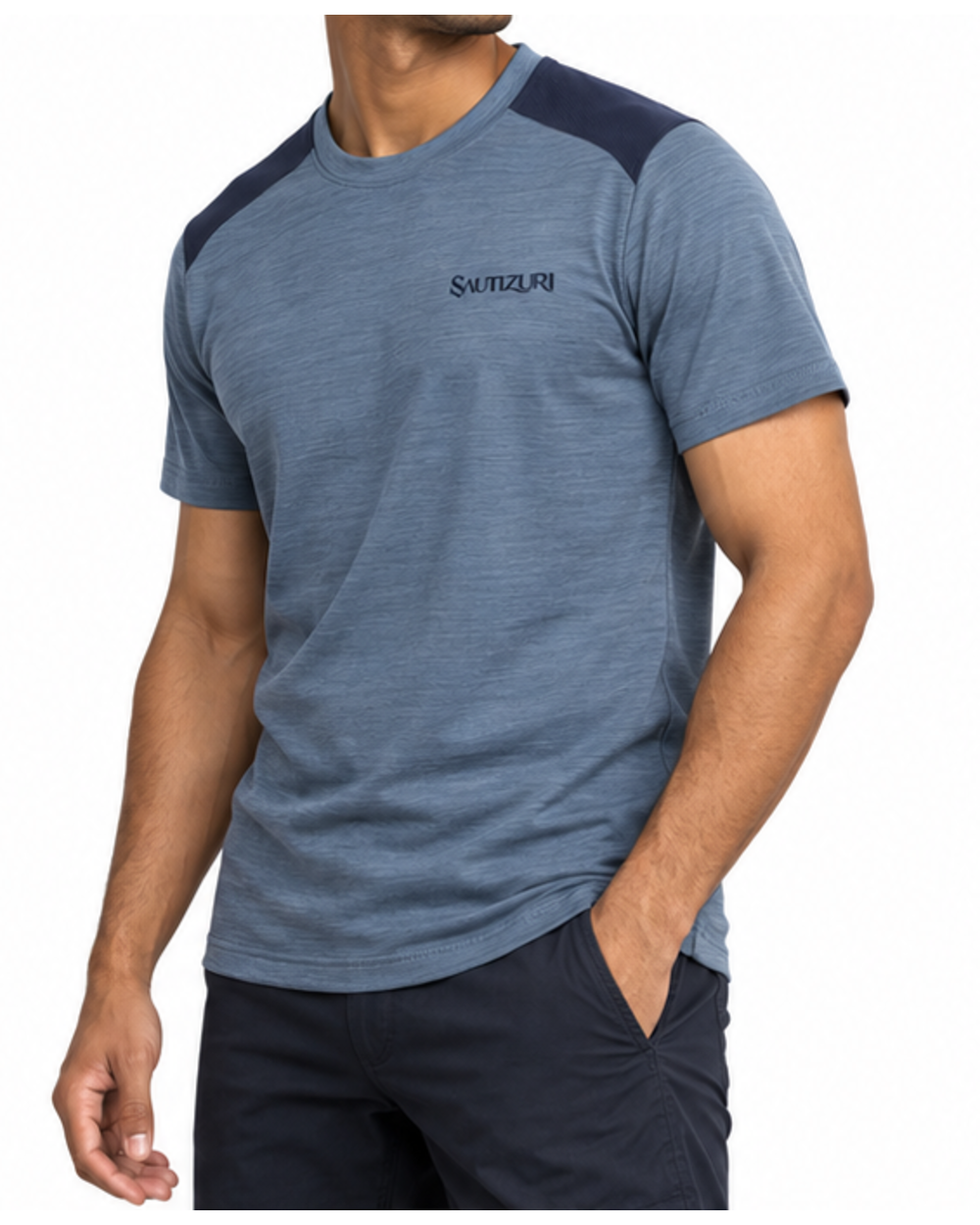 Schieferblaues Herren T-Shirt, getragen, leicht gedrehte Ansicht mit Logo auf der Brust