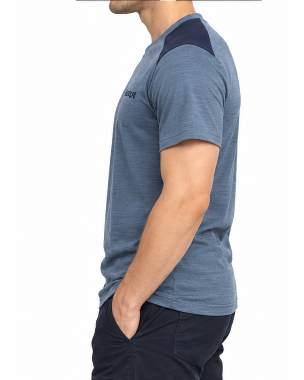 Schieferblaues Herren T-Shirt mit marineblauer Schulter, getragen, Seitenansicht