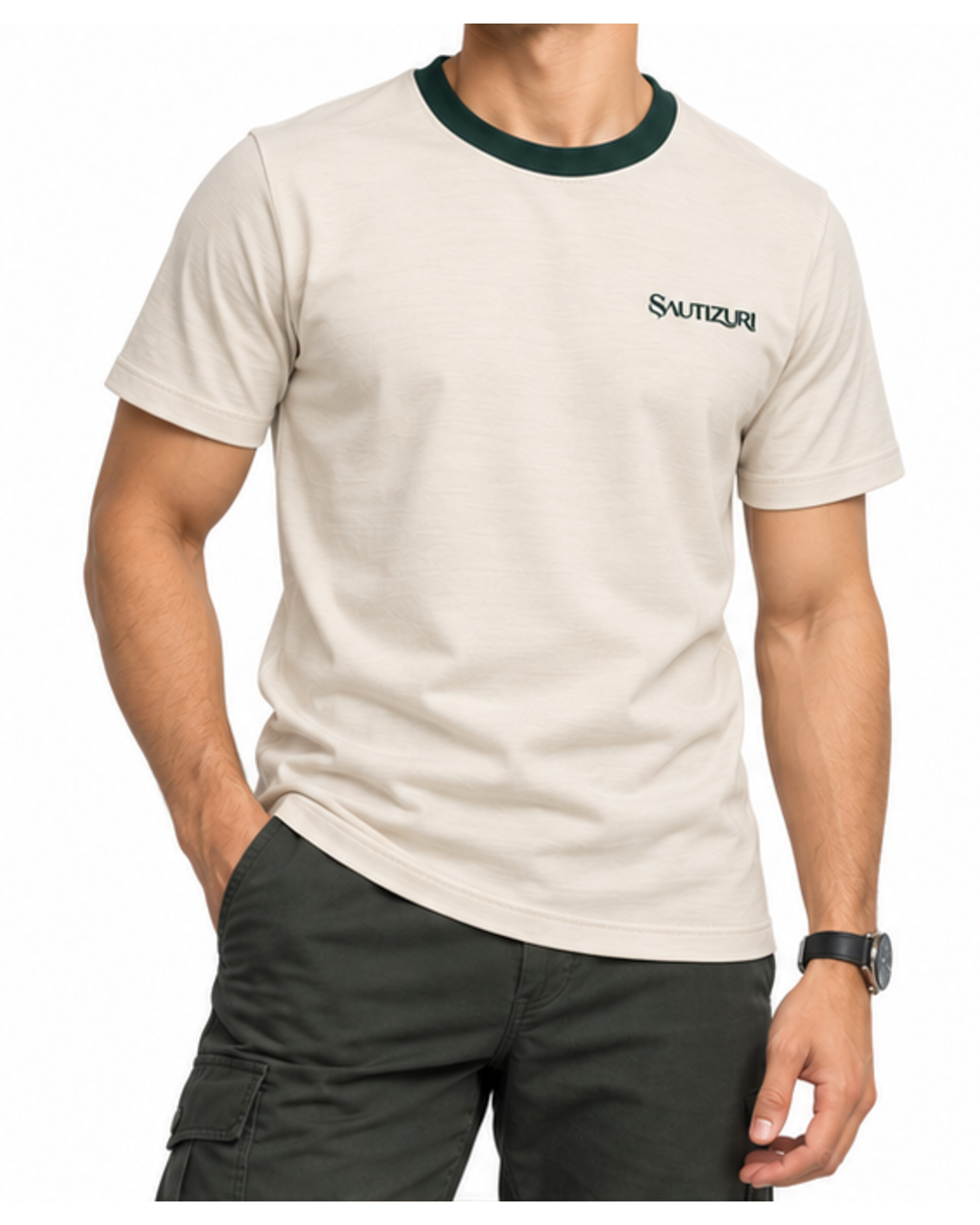 Ecrufarbenes Herren T-Shirt, getragen mit olivgrüner Hose