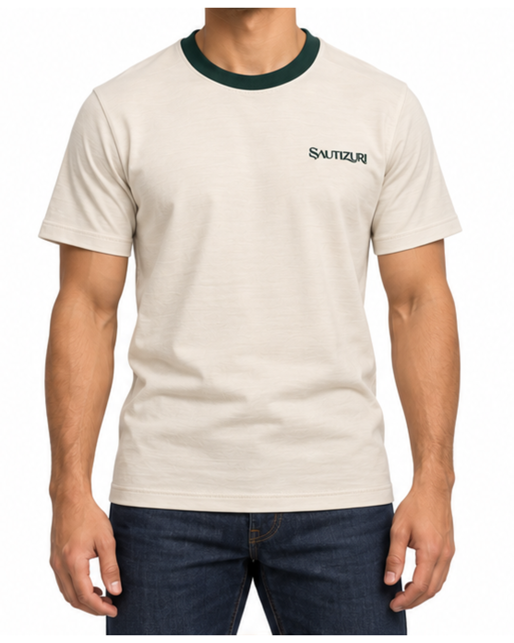 Ecrufarbenes Herren T-Shirt mit grünem Kragen, getragen mit Jeans
