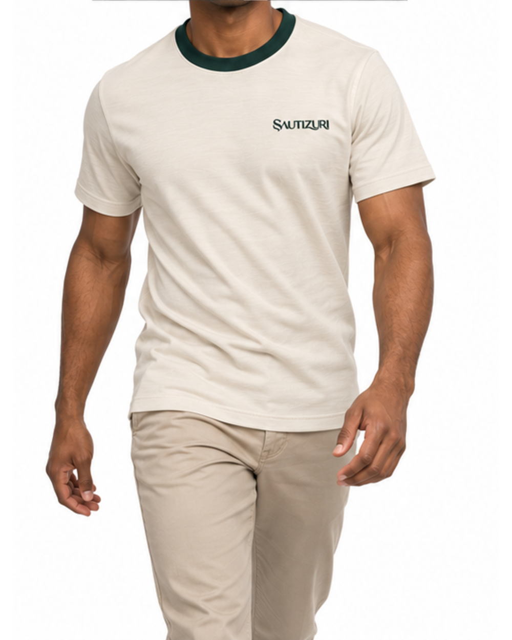 Ecrufarbenes Herren T-Shirt, getragen im Gehen mit beiger Hose
