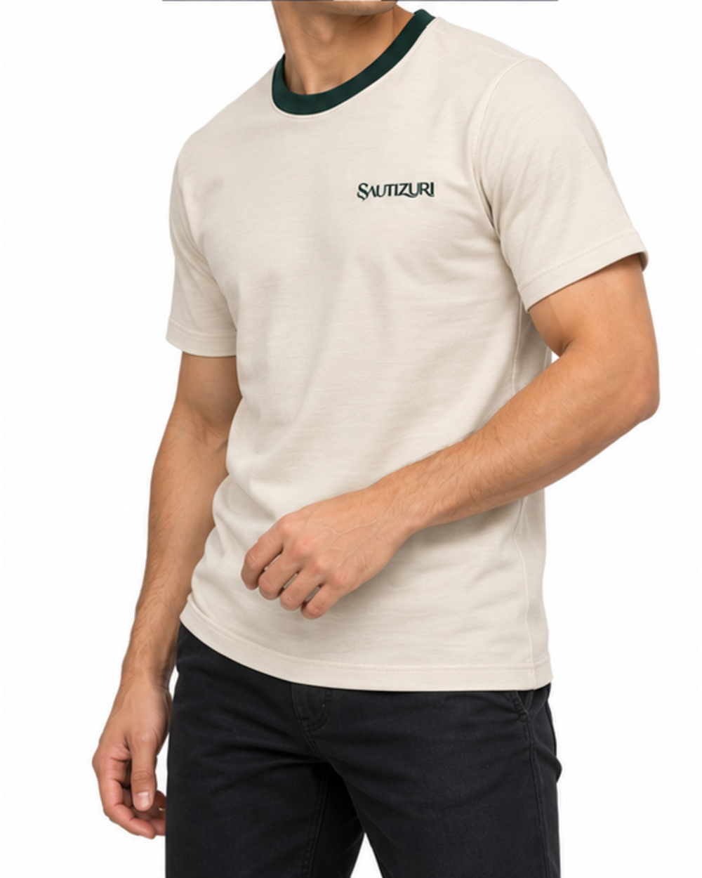 Ecrufarbenes Herren T-Shirt, getragen, seitliche Ansicht mit Logo